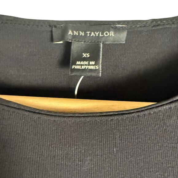 Ann Taylor Black Crewneck Long Sleeve Curve Hem Top Size XS - Picture 2 of 8